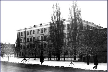 К 200-летию города Ставрополя в 1977 году к школе пристроили ещё одно здание, по сути дела еще одну школу.